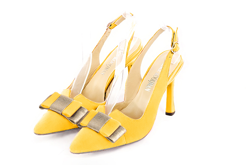 Yellow and gold women's open back shoes, with a knot. Tapered toe. Very high slim heel. Front view - Florence KOOIJMAN